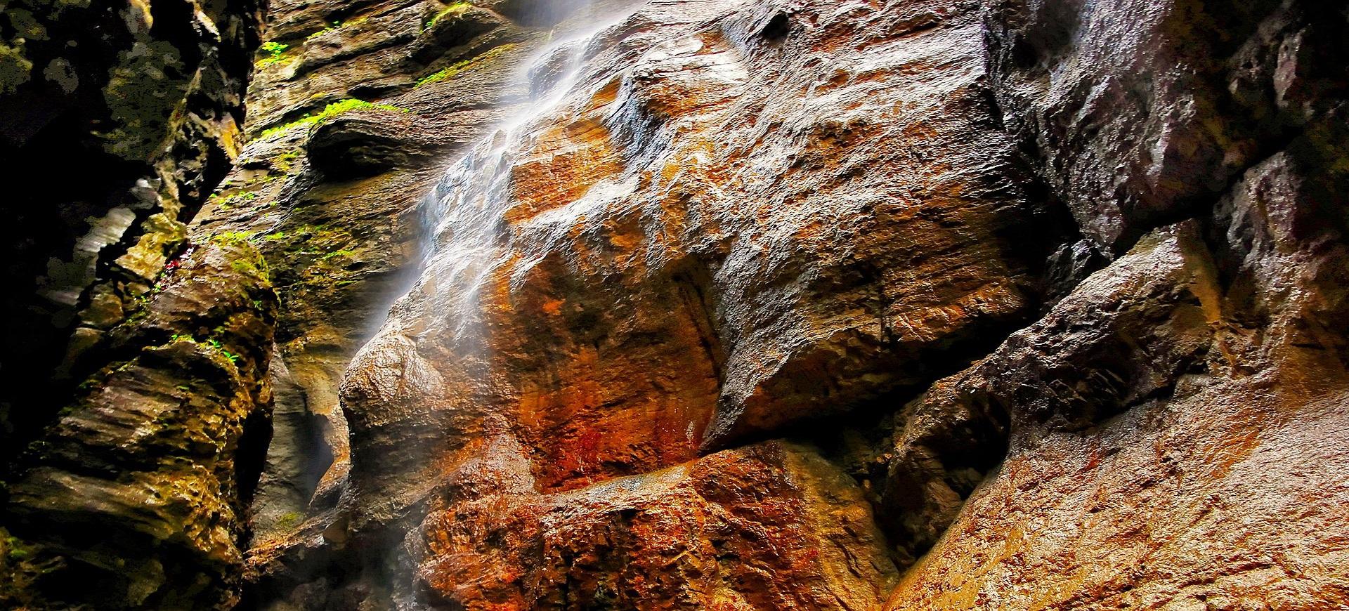 Wasserfall zwischen Felsen in der Partnachklamm